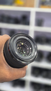 c) Sony Alpha A6400 + 18-135mm Zoom Lens (Excellent Condition)