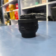 a) Nikon AF-S 35mm f/1.8G DX Lens | Fast Standard Prime Lens for Nikon DX DSLR | Sharp Everyday & Portrait Lens | SK163