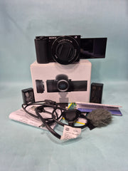 Sony ZV-E10 mirrorless camera with Sony E 3.5-5.6/PZ 16-50mm OSS lens SK302