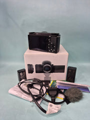 Sony ZV-E10 mirrorless camera with Sony E 3.5-5.6/PZ 16-50mm OSS lens SK302