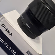 c) Sigma 56mm 1.4 APS-C Portrait Lens – Excellent Low Light Performance sk98