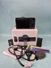 Sony ZV-E10 mirrorless camera with Sony E 3.5-5.6/PZ 16-50mm OSS lens SK302
