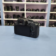 b) Panasonic Lumix G85 Mirrorless Camera Body – 4K Video & 5-Axis Stabilization | SK1023