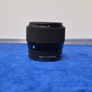 c) Sigma 56mm 1.4 APS-C Portrait Lens – Excellent Low Light Performance sk98