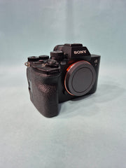 Sony A7 IV (7M4) Body | 33MP Full-Frame Mirrorless Hybrid Camera | Pro Photo & 4K Video Powerhouse SK285