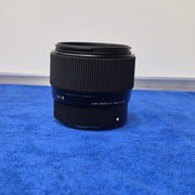 c) Sigma 56mm 1.4 APS-C Portrait Lens – Excellent Low Light Performance sk98