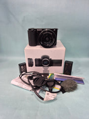 Sony ZV-E10 mirrorless camera with Sony E 3.5-5.6/PZ 16-50mm OSS lens SK302