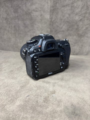Nikon D7200 DSLR Camera with Nikon AF-S DX NIKKOR 18-55mm f/3.5-5.6G VR Lens | Used Camera for Sale | SK388