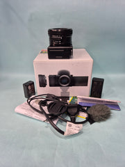Sony ZV-E10 mirrorless camera with Sony E 3.5-5.6/PZ 16-50mm OSS lens SK302