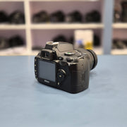b) Nikon D40 DSLR Camera with 18-55mm Lens – SK266