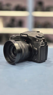 c) Panasonic Lumix G85 with 14-42mm Lens – 16MP 4K Mirrorless Camera | Weather-Sealed | 5-Axis Stabilization
