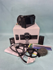 Sony ZV-E10 mirrorless camera with Sony E 3.5-5.6/PZ 16-50mm OSS lens SK302