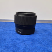 c) Sigma 56mm 1.4 APS-C Portrait Lens – Excellent Low Light Performance sk98